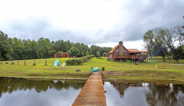 Modern hot tub lodge on 25 acres w/ private lake