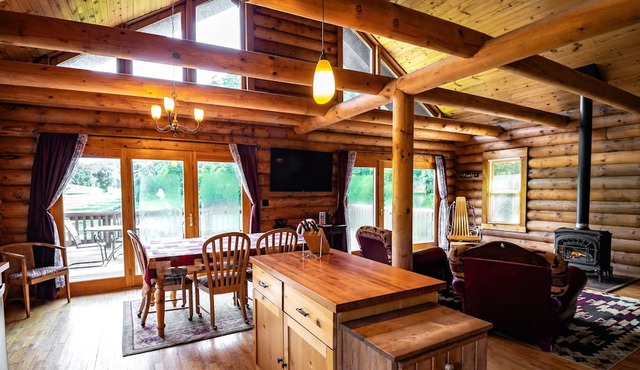 The Rustic Lodge, Romantic, Secluded on Stream in the Driftless- Hot Tub