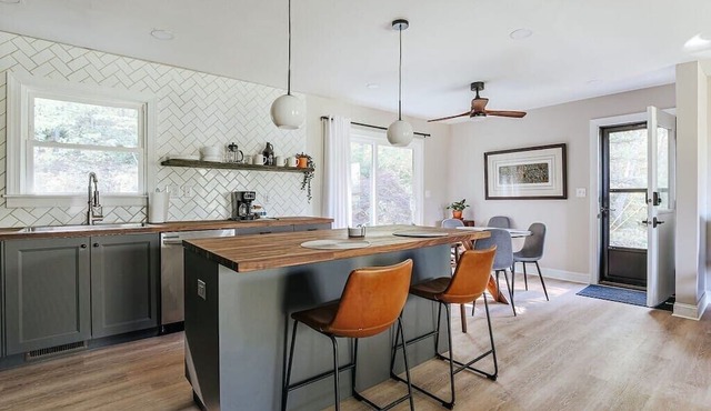 Hillside Haven: Modern Retreat, Mountain Views