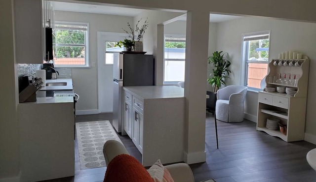 5 Min Walk to the Ave 5 min Drive to the Beach! Pet friendly!