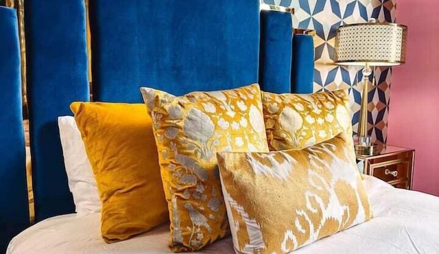 Dolly's Art Deco: Luxe Stay Near Broadway