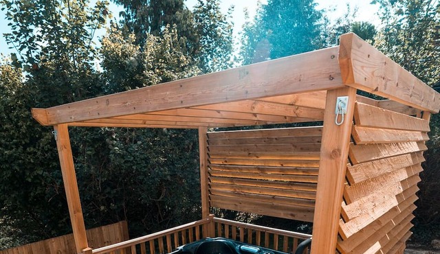 Luxury Renovated Bungalow with Hot Tub