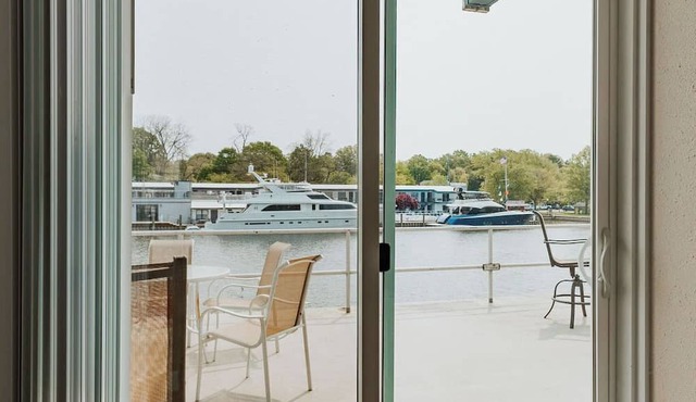 Waterfront Condo-Shop-Kayak-Beach-Bike-Boat-Restaurants-Outdoor Heated Pool-Fun