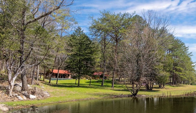 Secluded Lake Front Lodge In Cosby - Your Ultimate Hideaway