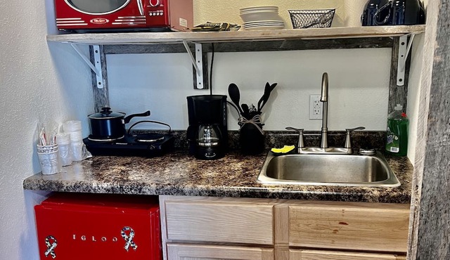 Tiny cabin at Scenic Valley Motel