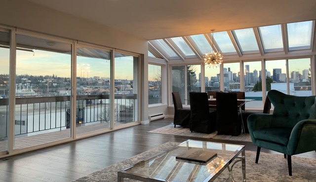 Top Floor Penthouse Seattle 3BR, 2BA