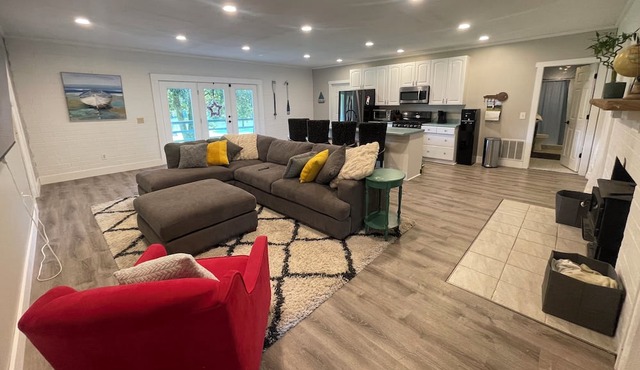 Laid back lake house with huge yard and fire pit. Family/Fisherman paradise!