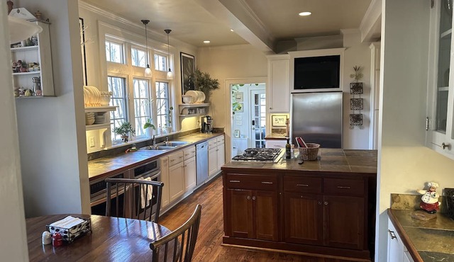 Large home 12 mins from Sanford Stadium/downtown, 8 mins to Botanical Gardens