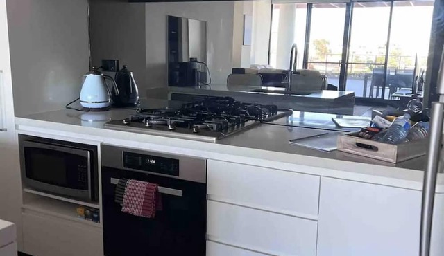 Modern & Bright~ Walk to Beach ~ Balcony ~ Parking