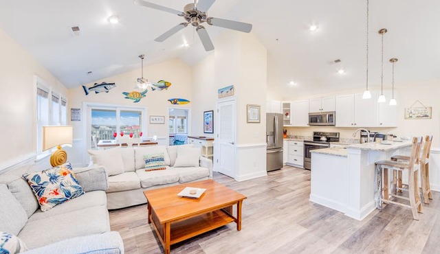 On Special - Canal Front Penthouse Suite in Slash Creek with Resort Amenities an