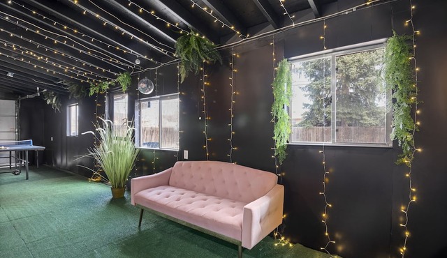 The Flamingo Inn, Denver - Pet Friendly Retro Home