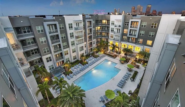 Bleecker room 116 · Luxury king suite! Pool | gym | FREE parking | A