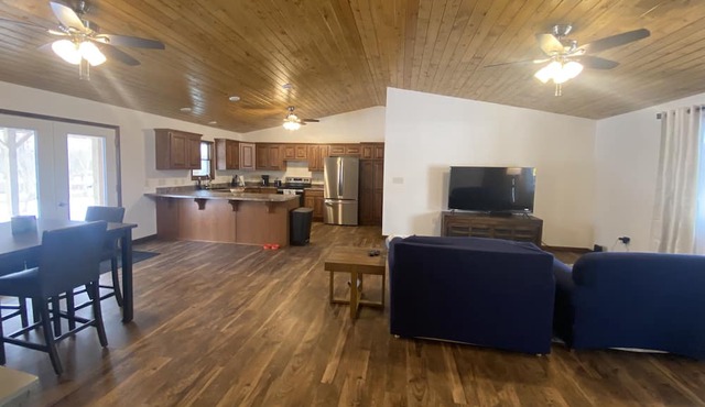 Pet friendly, newly constructed cabin with modern amenities!