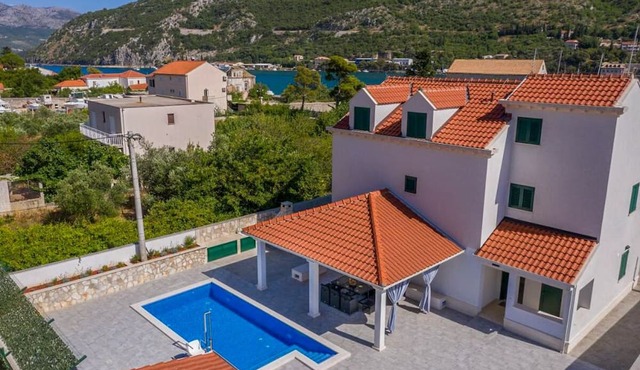 Villa Malandra - Four Bedroom Villa, Sleeps 8