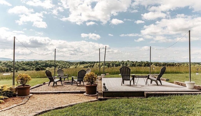 Ridgeview Retreat: Mountain Views and Pet Friendly