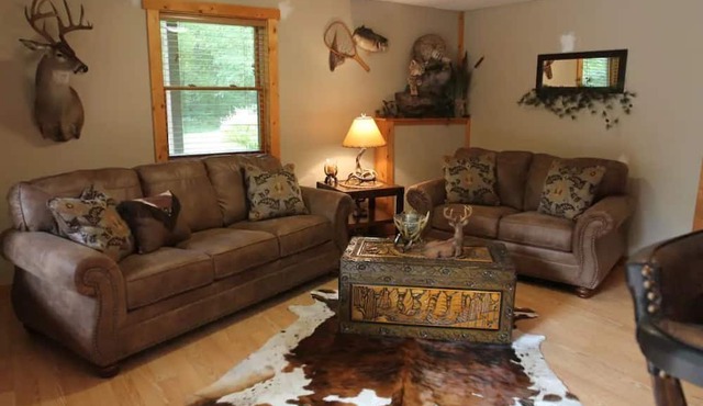 Log cabin get- away with Hot Tub!