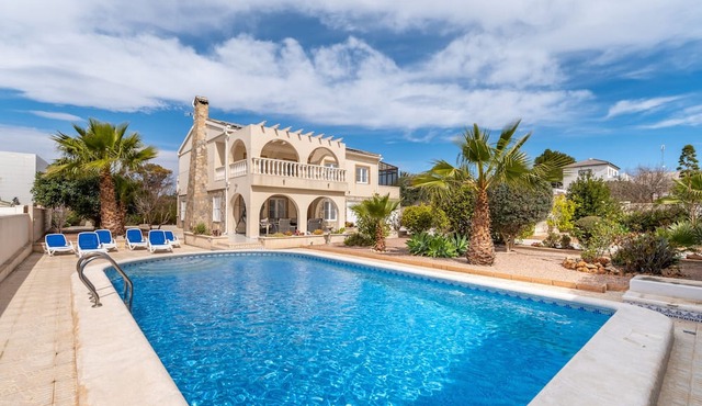 'Villa Azul' with Private Pool, Wi-Fi and Air Conditioning