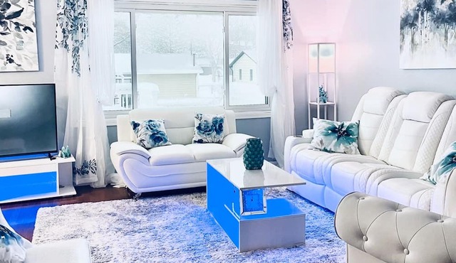Beautiful 6 bedroom house by Maplewood Mall