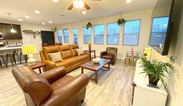 Spacious 4B3B Home with 6 Queen Beds, 10-15 mins to Domain or Downtown Austin.