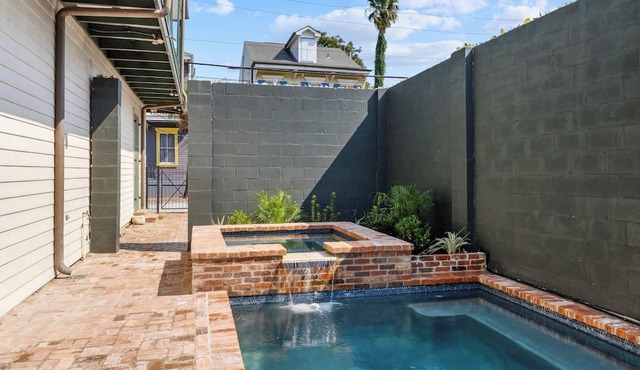 Rustic Industrial Home w heated Pool/Hot Tub, Steps to FQ