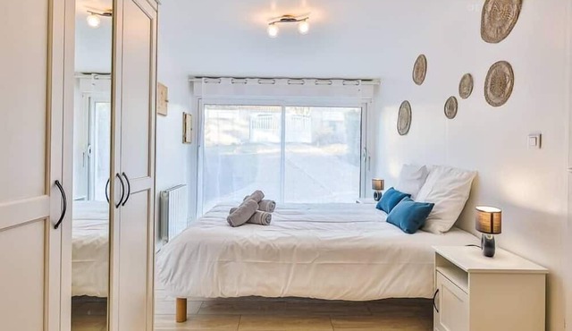 House with garden, near the sea.