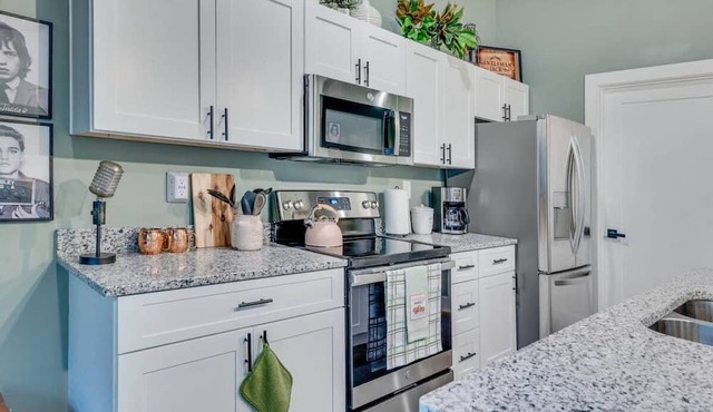 NEW Studio with 2 Queen Beds 7 mins to Broadway!