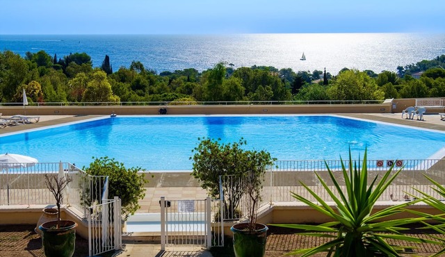 Apartment "Vue Île d'Or" with Sea View & Shared Pool