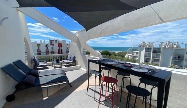 MAGNIFICENT ROOFTOP SEA VIEW !
