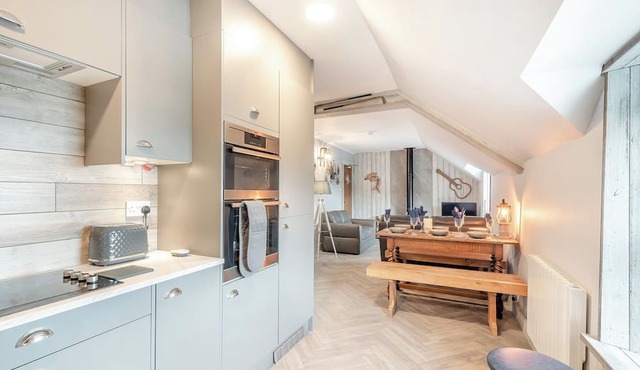 Harbour View is a gorgeous first floor, coastal apartment situated on the edge of the harbour with s