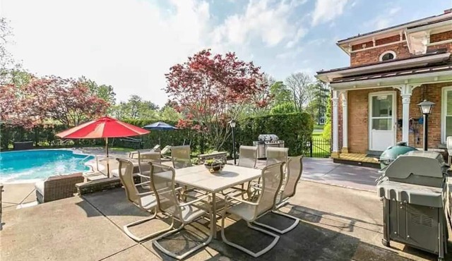 Sparkling Pool, 3 Lush Acres