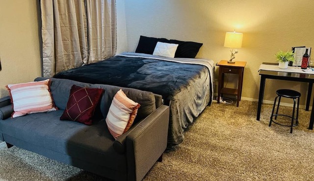 Modern Studio With Full Kitchen & Bathroom