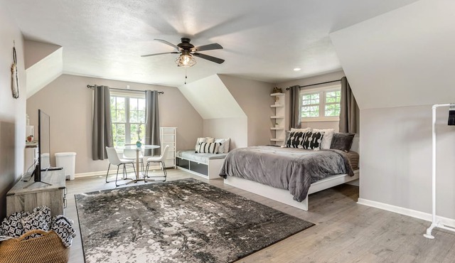 Private Studio Above Garage w/Hot tub Only 1 Mile to Downtown Hendersonville