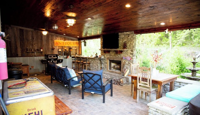 Cedar Cabin with spa Near Center Hill
