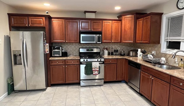 Cozy 1-bedroom only 20 minutes away from Manhattan. Not entire home.