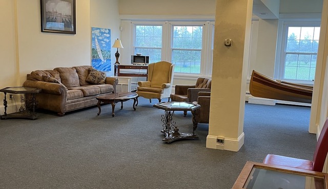 7 GUEST ROOMS - SUNCLIFF FAMILY SUITE ON LAKE ERIE!! Football & Family Fun!