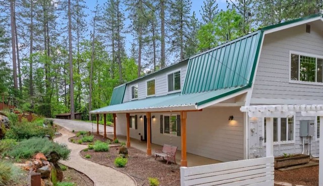 Spacious home in the Sierra foothills just minutes to downtown, hiking, skiing.