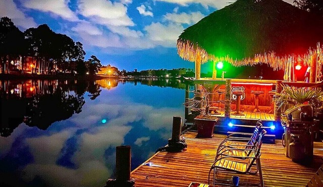 Private Dock w/ Hot Tub + King suite {Tiki Time}