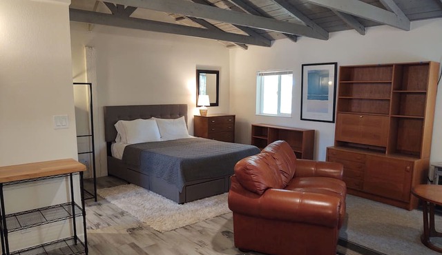 Cozy contemporary studio. Private and serene. 31-night minimum stay.