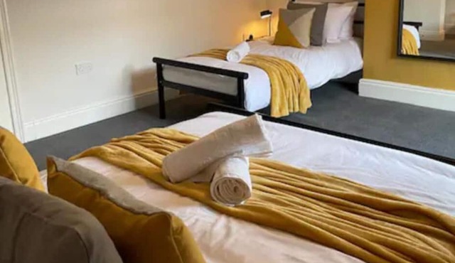 Stylish 3 bed terraced house with free parking