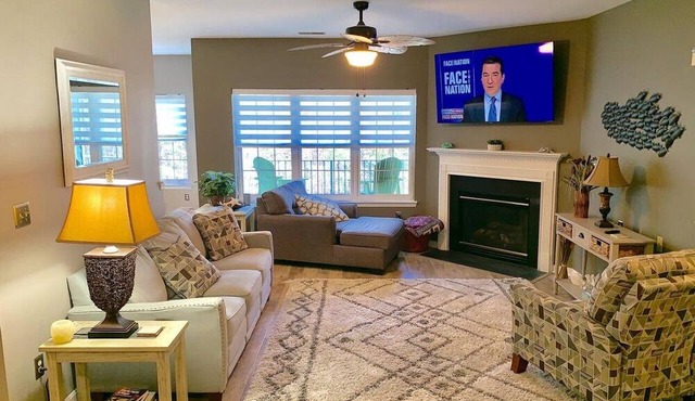 Cozy, clean, peaceful and modern condo in safe area. Come lay back & Relax!