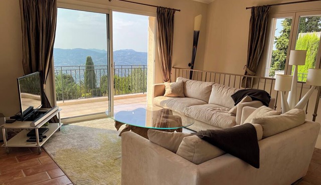 Renovated 2 bedroom villa with a pool in the hills with amazing views of the valley and the sea. - 2119