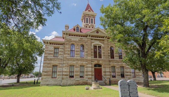 Cow Co. Cottages - One Block Away From Downtown Shopping, Dining, & More!