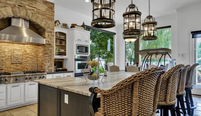 Houston Tranquil Lakefront living & Tropical Pool