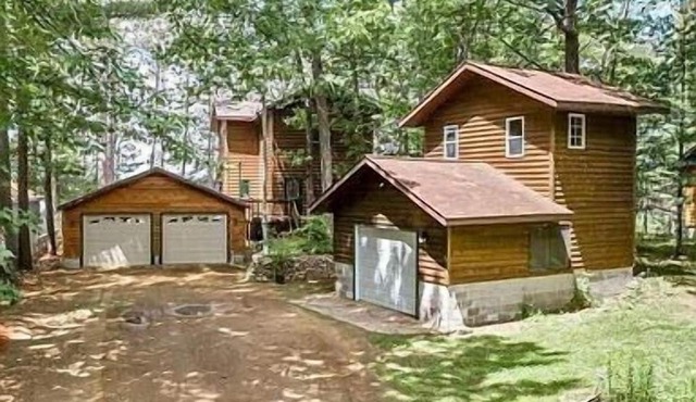 Beautiful Lakefront House With Three Bedrooms, Two Baths, Pier / Hoist