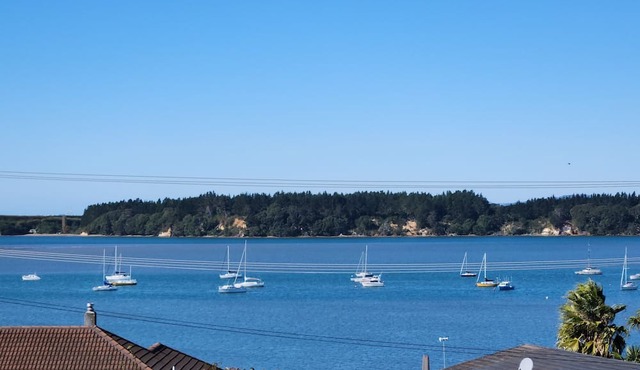Private self contained 1 bedroom apartment Great harbour views in Omokoroa