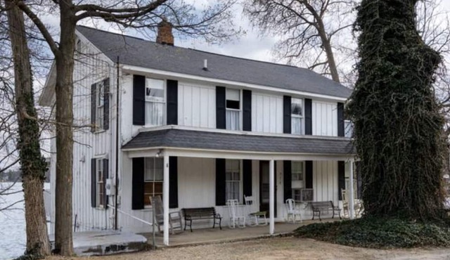 Beautiful Historic Lodge Near Kalamazoo, Open all year round!