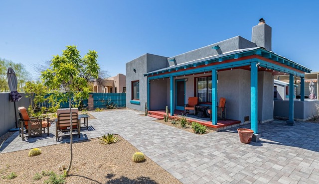 Modern, new house. One Block from Campus