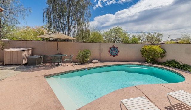 Pool AC Near UofA and hospital. Quiet, historical neighborhood. Upgraded