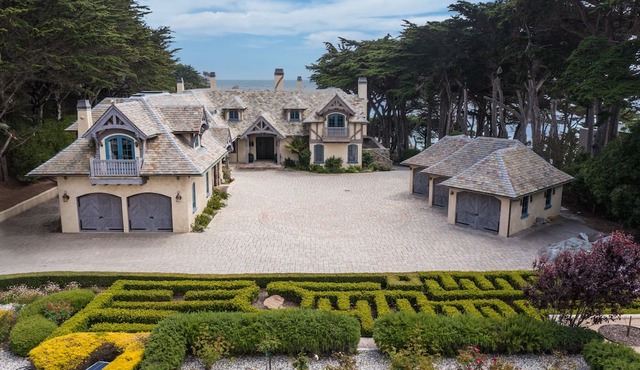 Lux One stunning villa in monterey for concourse