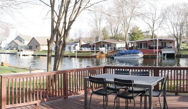 Cozy Canal Cottage directly on Gun Lake